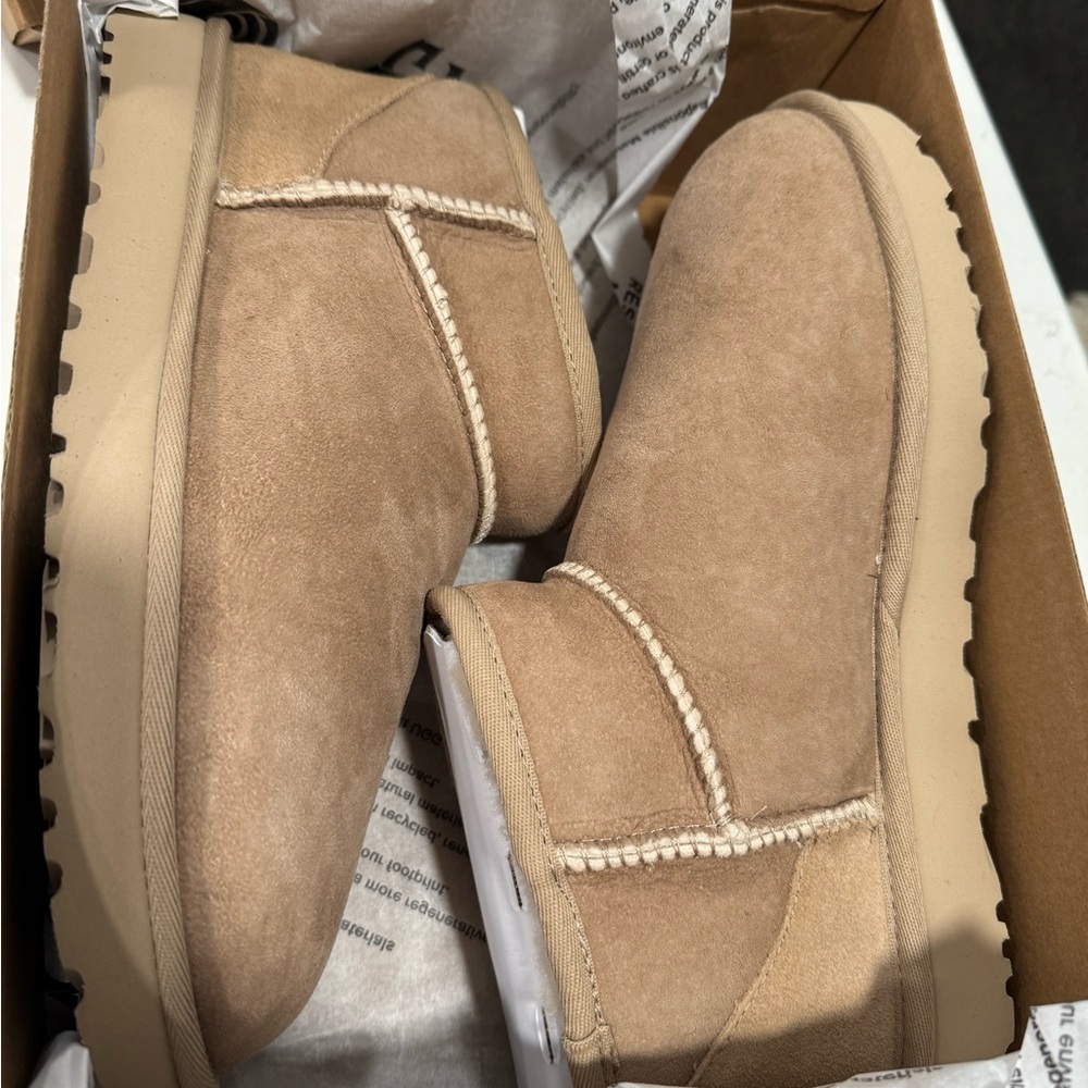 Ugg Classic Ultra Minis in color Sand